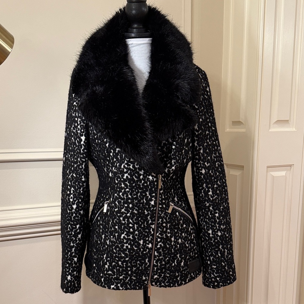 Karen Millen Black and White Patterned Blazer with Faux Fur Collar